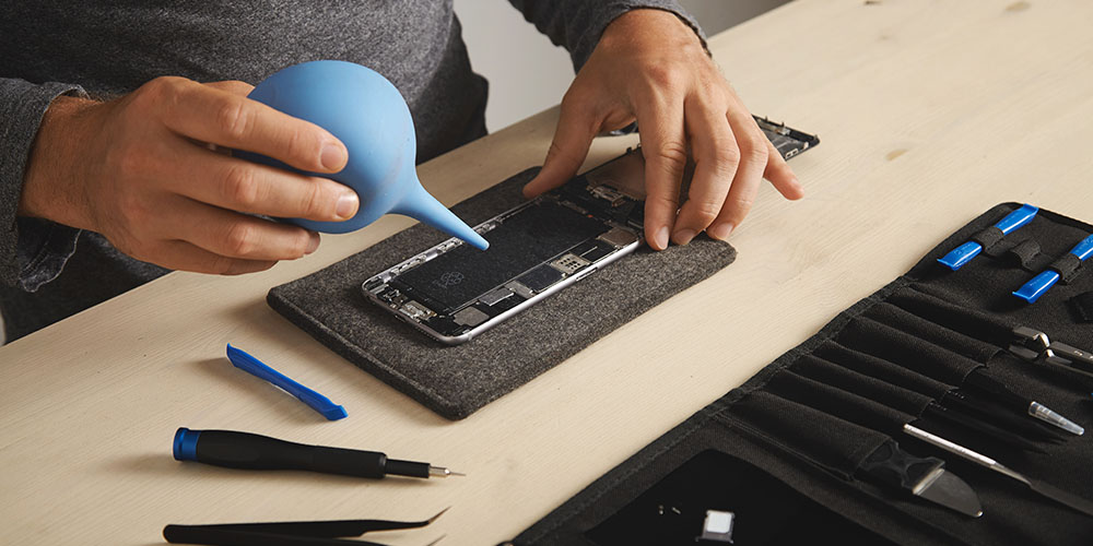 réparation d'un téléphone à nantes dans un atelier, par un technicien expert.